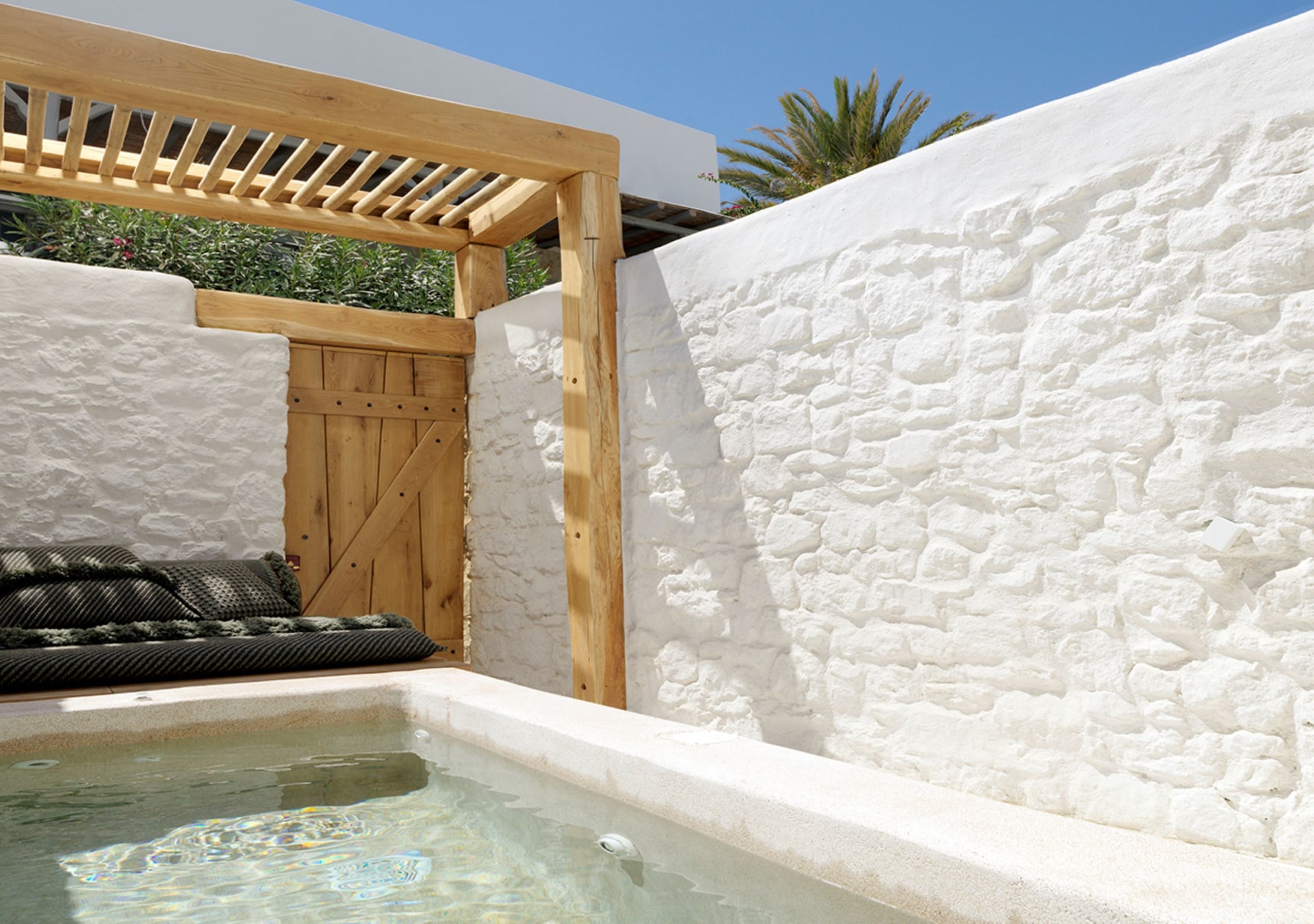 Terrasse mit Pool des Deluxe Zimmers